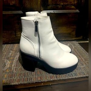 French connection Size 8 White heeled boot